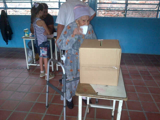 FAndradeRoa's tweet photo. Doña Fidelina a sus 94 años aun sigue luchando por Venezuela, si ella puede porque nosotros no seguir luchando! http://t.co/hCi9FrLKfW