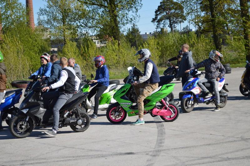 dairis121's tweet photo. Šis rolleris nepamanīts nepaliks. Ja parādīsies pilsētā, noteikti tiks ziņots. NR-22831180.#NOZAGA ZAĻAIS AEROX http://t.co/GnxhTNDB3q
