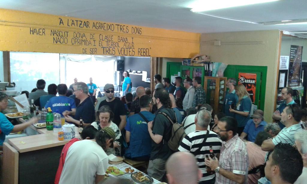 AssembleaJove9B's tweet photo. Èxit rotund del vermouth solidari amb les vaguistes de @teleAfonica , moltes gràcies companyes! @3VR_9Barris http://t.co/RfeEg7OiNE