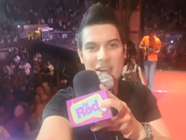 CaracolTV's tweet photo. [Video] ¿Cómo se prepara Pipe Bueno antes de subir al escenario? http://t.co/QcZoVZq4HW http://t.co/H3G6cxxDUY