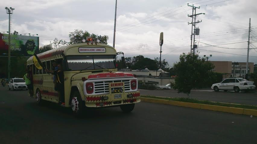 lanacionweb's tweet photo. #Venezuela Aficionados aurinegros se toman las calles en los alrededores del Polideportivo #SentimosLa8va http://t.co/4isCKkL0bv