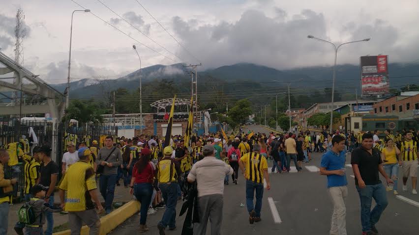 lanacionweb's tweet photo. #Venezuela Aficionados aurinegros se toman las calles en los alrededores del Polideportivo #SentimosLa8va http://t.co/4isCKkL0bv