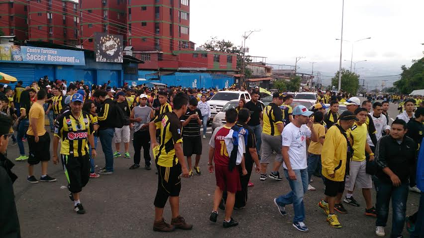 lanacionweb's tweet photo. #Venezuela Aficionados aurinegros se toman las calles en los alrededores del Polideportivo #SentimosLa8va http://t.co/4isCKkL0bv