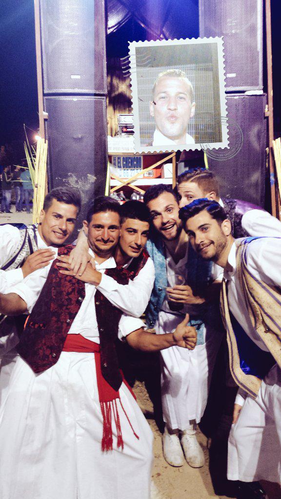 Con esa peña del <a href="/pelpoyete/">PEÑA EL POYETE</a> Grandes chavales