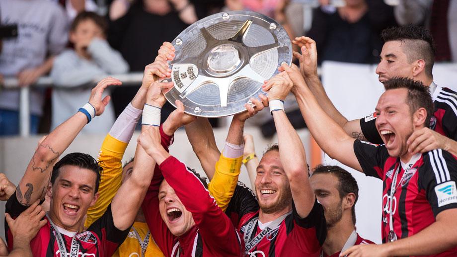 Bundesliga_DE's tweet photo. XL-Galerie: So feiert der @fussballclub aus Ingolstadt die Meisterschaft der 2. Bundesliga! http://t.co/s4oiCfsXx5 http://t.co/NqcNVvBpAw