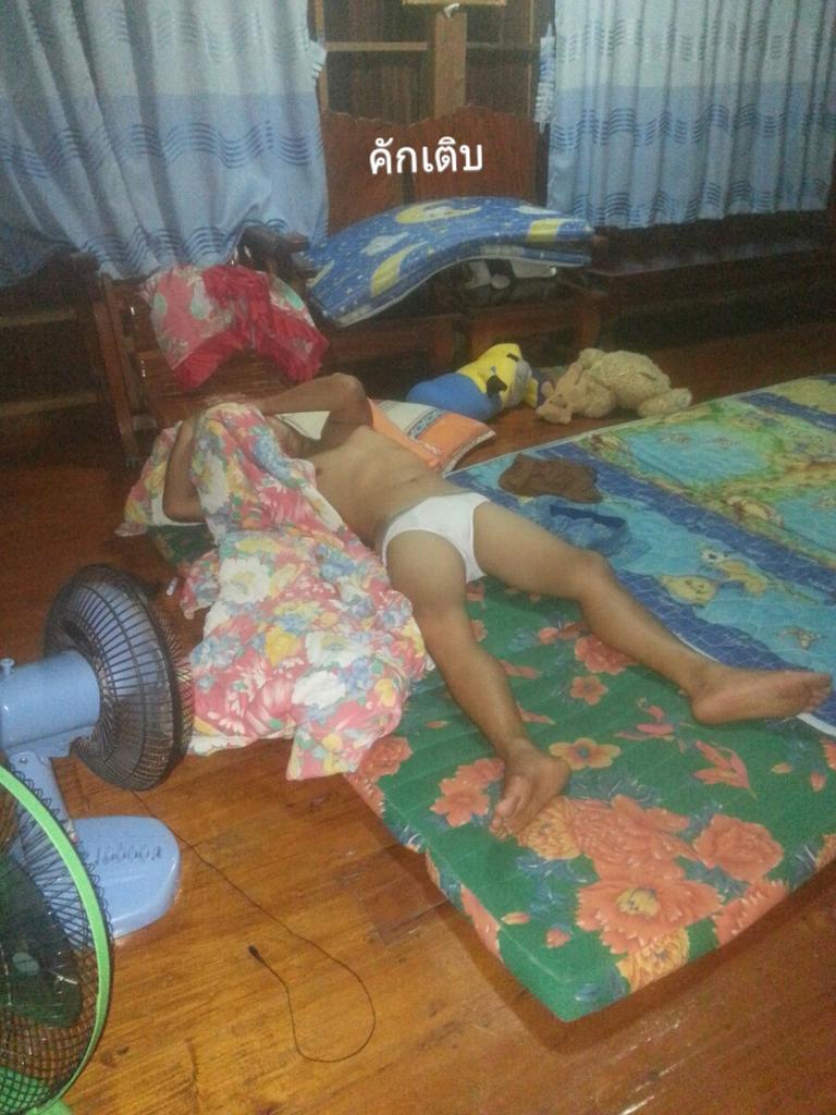 nut46595's tweet photo. แผนเดิมๆโทรชวนเรามากินเหล้า พอไปถึงทำทีหลับไม่รู้ตัว แตกสองน้ำนอนเฉยๆ พอตอนเช้าด่าเราอีกมึงทำไมไม่มาหากูวะ กูรอจนหลับ http://t.co/56oXbgj146
