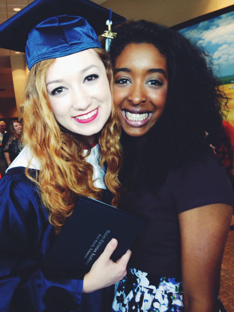 _joiflake's tweet photo. they did it. they graduated. #classof15 🎉💋 http://t.co/yT57b6MpkJ