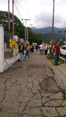 lanacionweb's tweet photo. #Venezuela Ni la lluvia impide que la fanaticada llegue al Polideportivo, todo por la octava estrella #SentimosLa8va http://t.co/d5KNuin0Ms