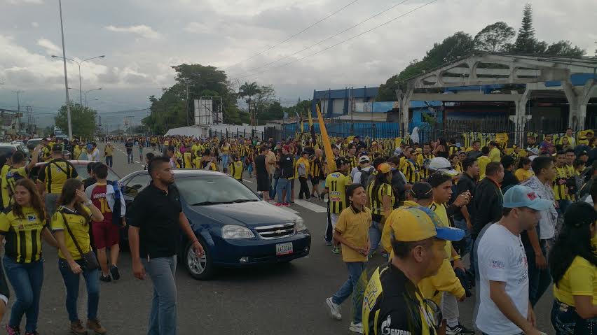 lanacionweb's tweet photo. #Venezuela Ni la lluvia impide que la fanaticada llegue al Polideportivo, todo por la octava estrella #SentimosLa8va http://t.co/d5KNuin0Ms