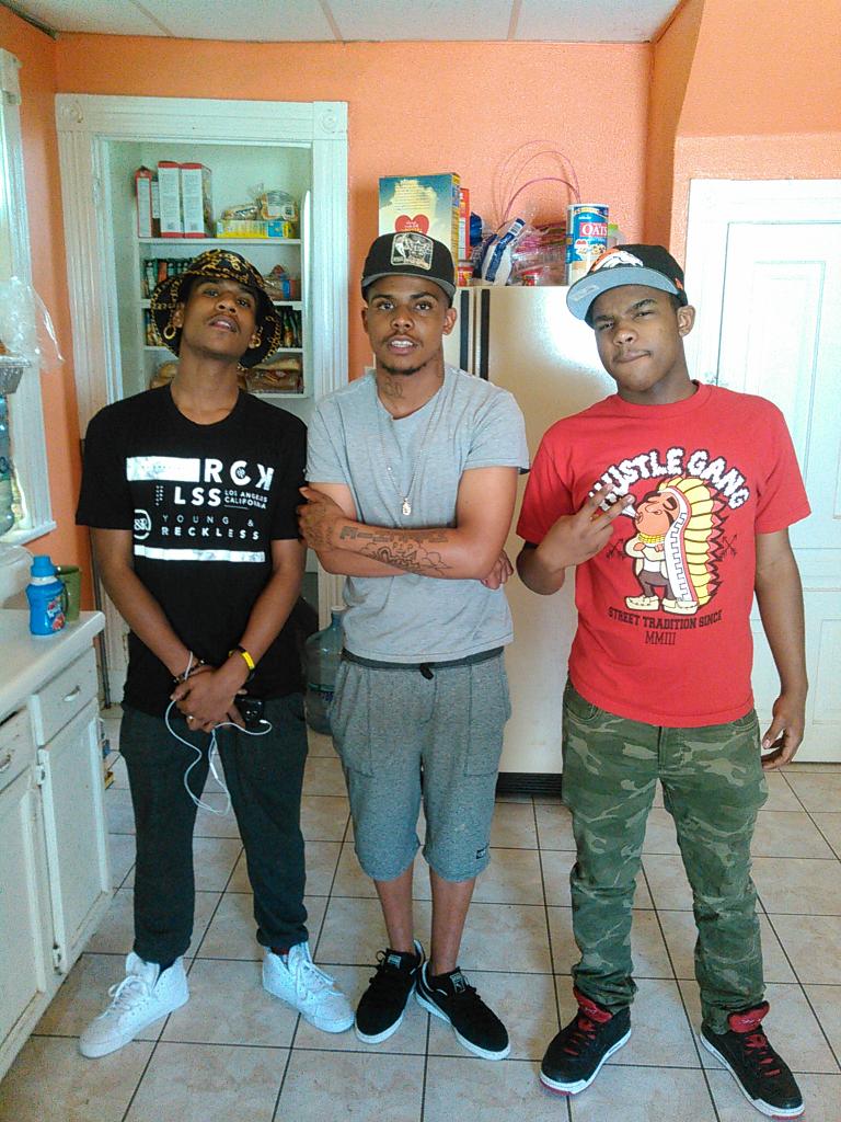 ninalhat's tweet photo. Family first 💯💯 http://t.co/fE14zddP9m