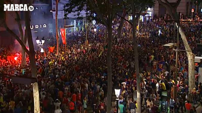 marca's tweet photo. SEÑA TV | @MARCATV en directo desde Canaletas. La Rambla, a reventar ▶ http://t.co/rcZBf8JvO5 http://t.co/uGTV9BcSBp