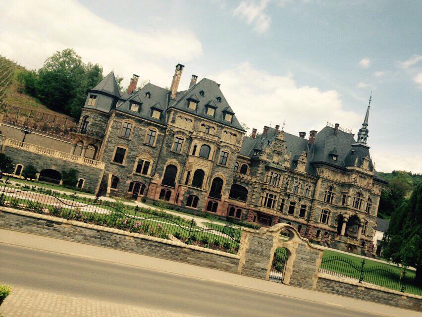 KoenHoutappels's tweet photo. Ff weekendje Lieser! Kasteeltje wordt door schoonbroer opgeknapt tot hotel #impressiveshit http://t.co/7QZbly50vO