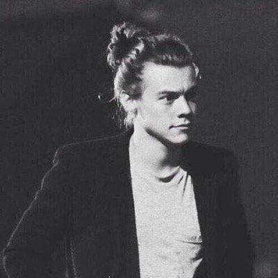 stylinska's tweet photo. Harry wygląda tu jak wściekła matka, kiedy córka wróci późno do domu 😂 #NoControlDay #typoweonedirection http://t.co/j9SCgLLNXM
