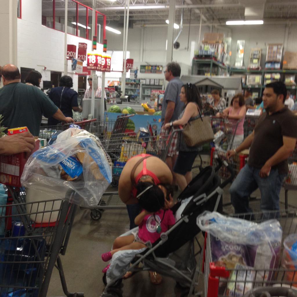 RobinDecato's tweet photo. Who created self check out at @BJsWholesale should be shot and forced to stand in one of these lines for 20 minutes. http://t.co/nmxoPhMN9g