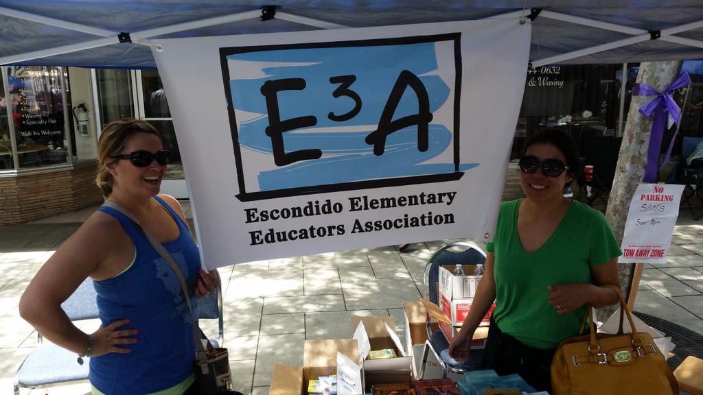 MsCzechRepublic's tweet image. #EUSD teachers #EEEA Passing out books to kids at the Escondido Street Faire! #education #literacy #itbeginswithme