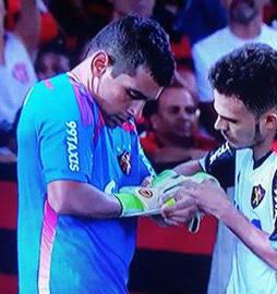 Após marcar gol e fazer 4 defesas, Diego Souza faz 87 mil pontos e bate recorde do Cartola shar.es/1rhwoc