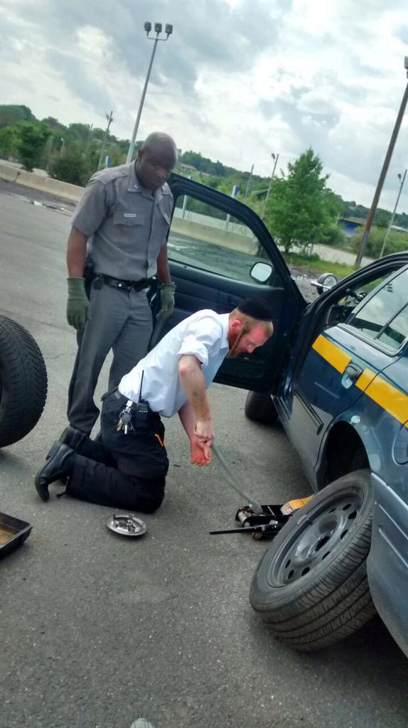 KolHaolam's tweet photo. NEW YORK: KIDDUSH HASHEM - Monsey Chaveirim member stops to help a State Trooper with a flat tire today. PHOTOS - http://t.co/ExSeTgSS9X