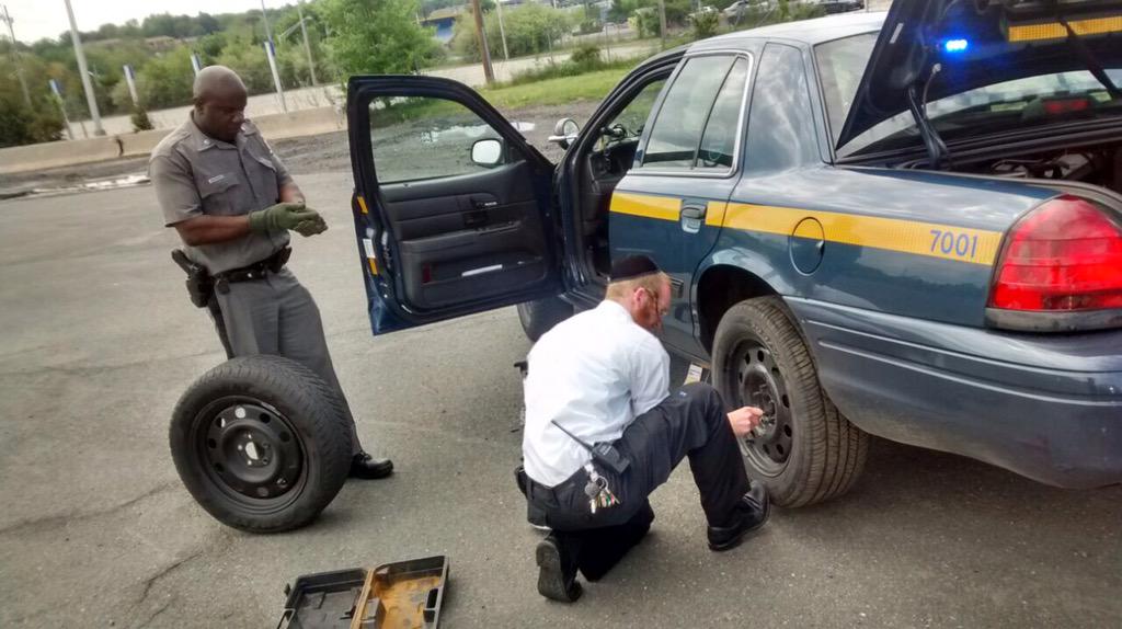 KolHaolam's tweet photo. NEW YORK: KIDDUSH HASHEM - Monsey Chaveirim member stops to help a State Trooper with a flat tire today. PHOTOS - http://t.co/ExSeTgSS9X
