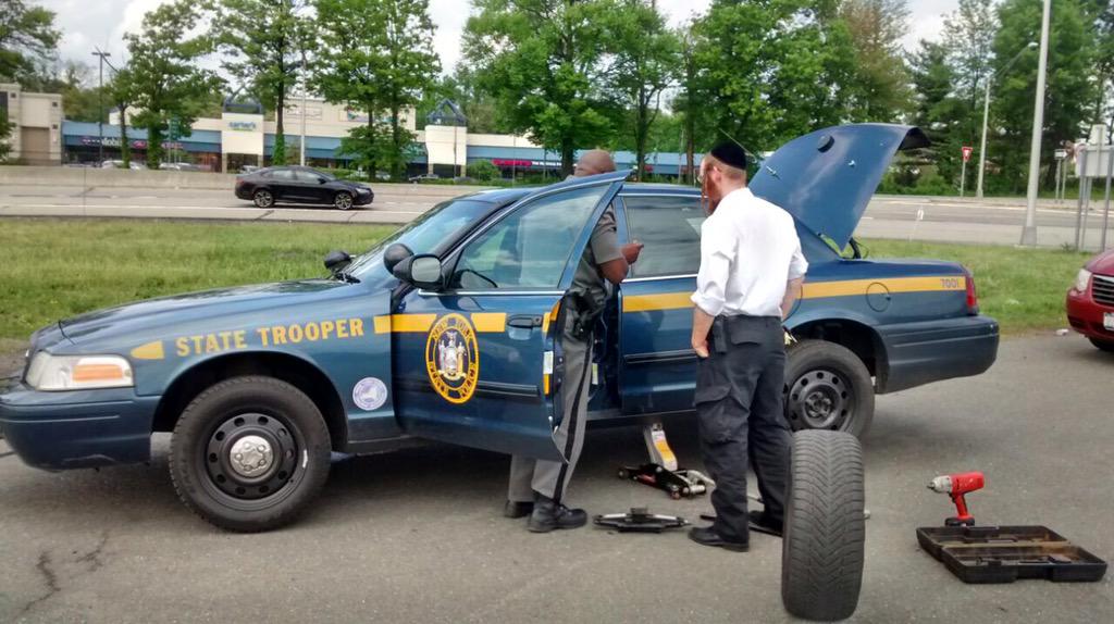KolHaolam's tweet photo. NEW YORK: KIDDUSH HASHEM - Monsey Chaveirim member stops to help a State Trooper with a flat tire today. PHOTOS - http://t.co/ExSeTgSS9X