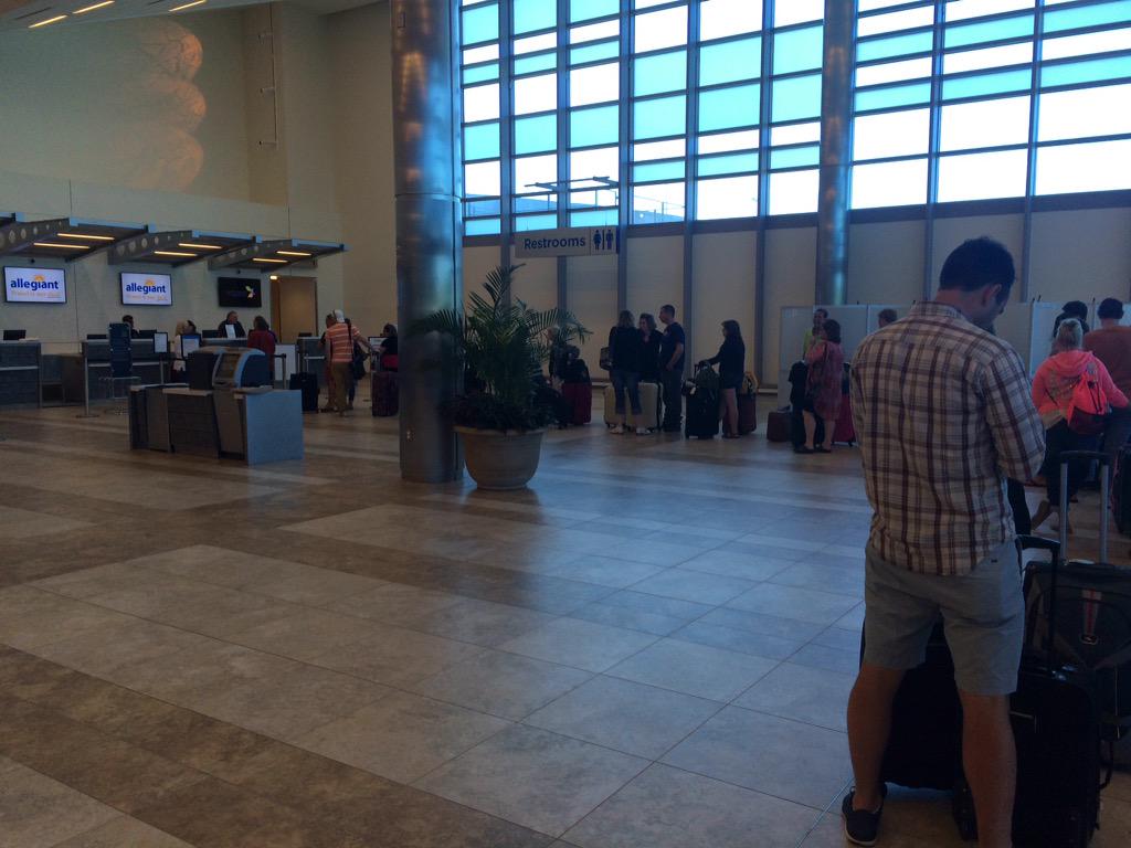leah_mcd's tweet photo. FYI @AllegiantTravel you are seriously understaffed and incompetent http://t.co/ehgpC5IfJW