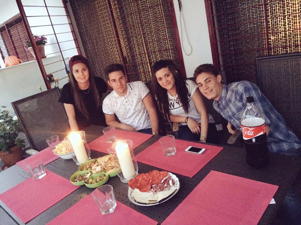 ana_alv_zar's tweet photo. El equipo A de banquetes!! Jajaj @CynthiaTuratti @MoOya_2 @VictorJuAl http://t.co/QvOtFOI2wG