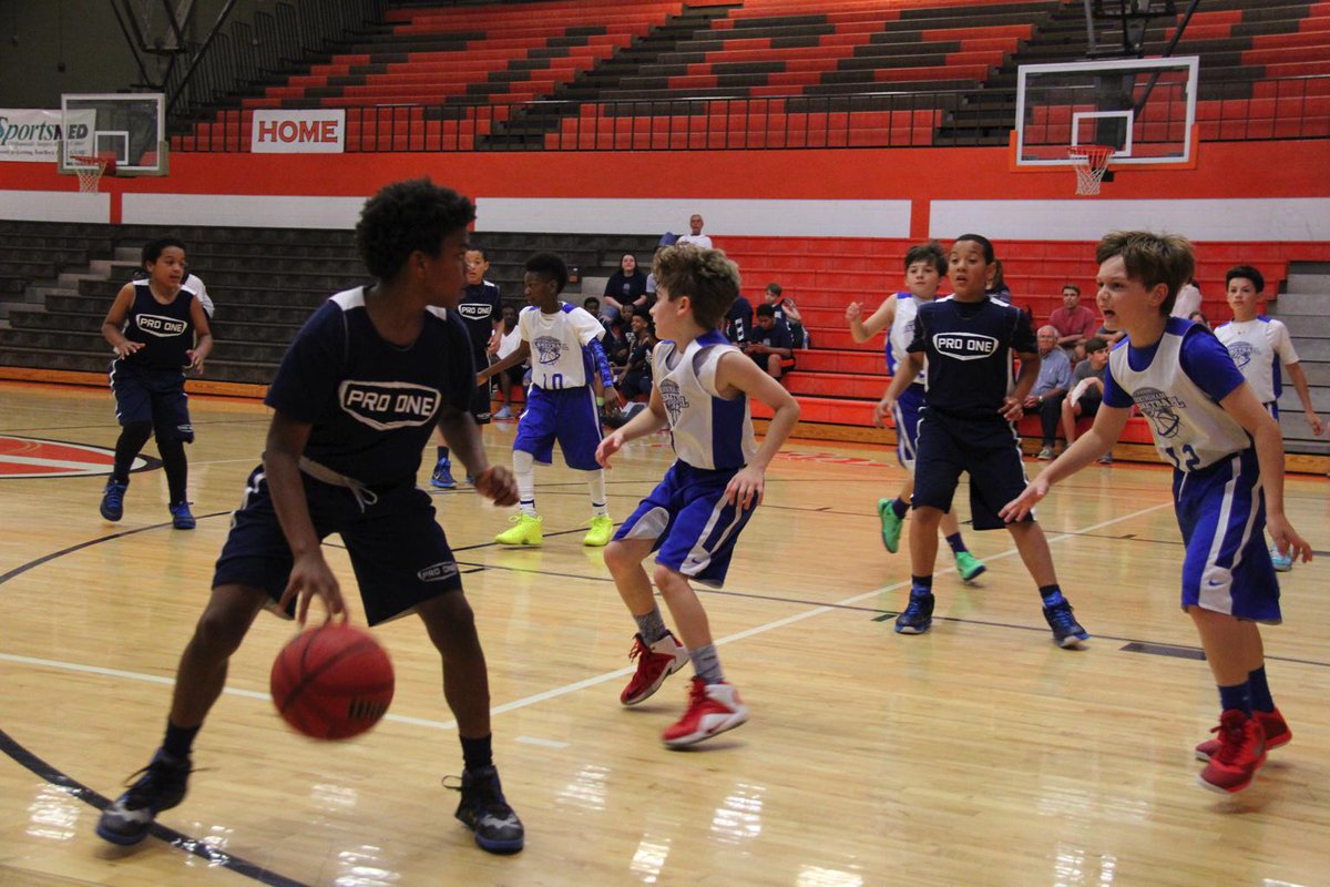 ProOneSelect's tweet photo. Great spacing by the 4th graders! @CoachThomasRSVB @Pipmakinmoves #PostUp #WingTop #ProOneKids http://t.co/yMPxO3WBwE