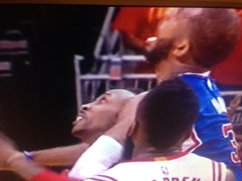 TimothyLewis_'s tweet photo. When your big bro is trying to take the last cookie from the top shelf. http://t.co/9AxsxfpGGX