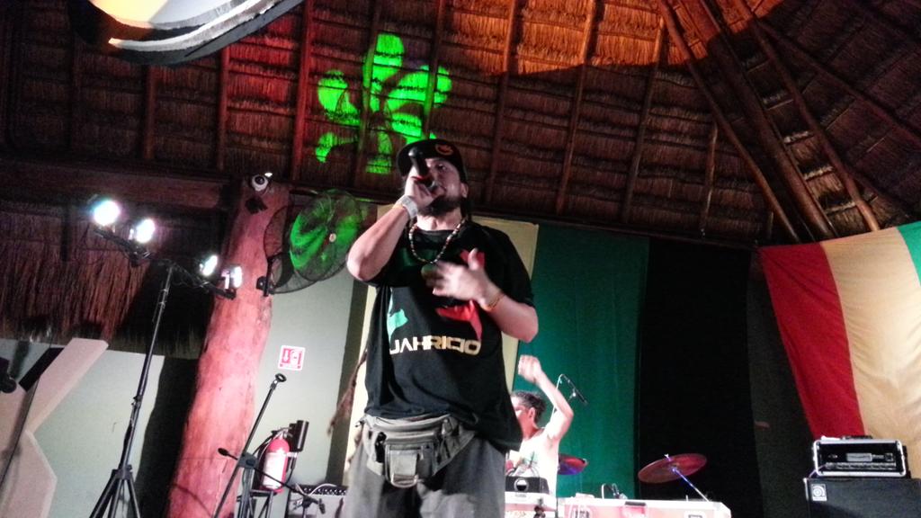 Playahit's tweet photo. Ya estamos en el @blueparrotplaya  en tremenda fiesta! ! @ZanzibarWMP http://t.co/oP99ZXFQlb