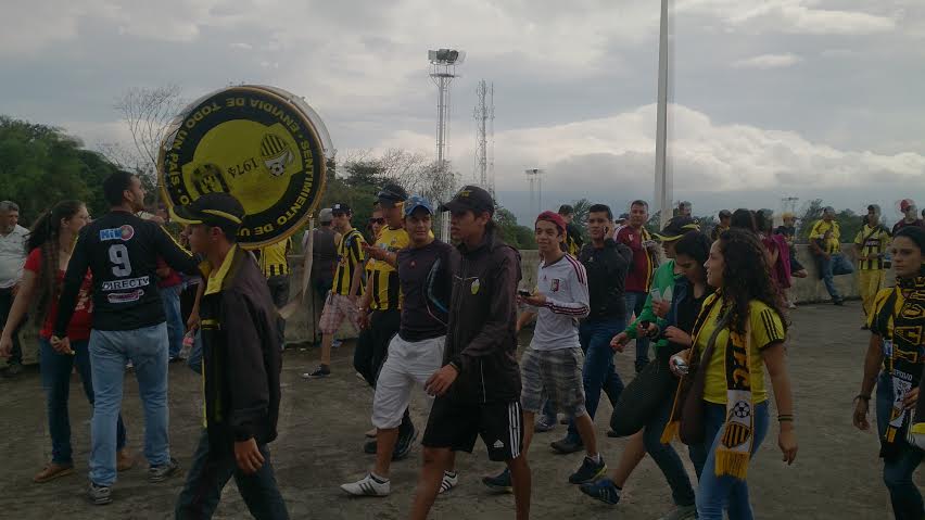 lanacionweb's tweet photo. #Venezuela Así se inundaron de amarillo y negro las calles de San Cristóbal por la octava estrella #SentimosLa8va http://t.co/ySdwMhrjbx