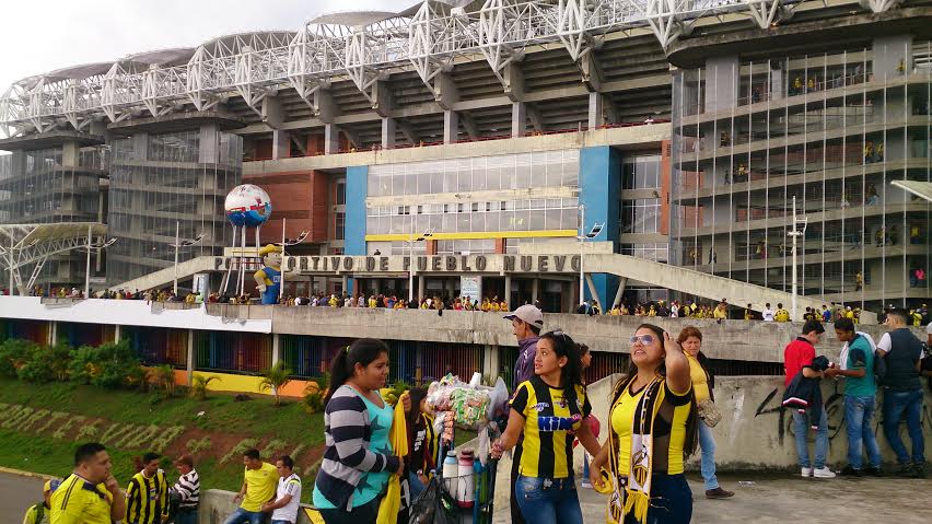lanacionweb's tweet photo. #Venezuela Así se inundaron de amarillo y negro las calles de San Cristóbal por la octava estrella #SentimosLa8va http://t.co/ySdwMhrjbx