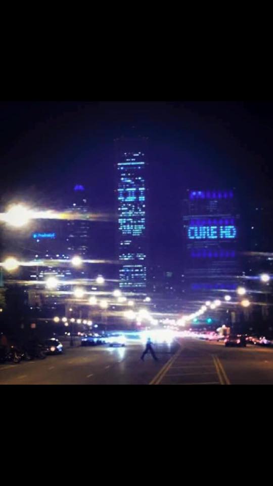 TeamRunForHD's tweet photo. Thrilled to see downtown Chicago lit in blue for #HDAwarenessMonth! Great work, thank you everyone! #Blue4HD success! http://t.co/XH2Q1NG6VB