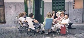 TusFrasesDisney's tweet photo. NADA COMO LAS ABUELAS AL FRESCO.
ESTO SI ES UN GRUPO Y NO LOS DE WHATSAPP. http://t.co/TTqqfKklBE