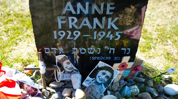 itvnews's tweet image. The Queen will visit notorious Bergen-Belsen death camp on state visit to Germany this summer  itv.com/news/2015-05-1…