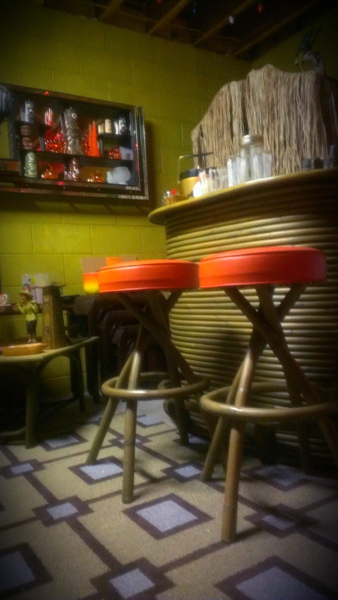 ShannonMG83's tweet photo. Hey Lou Avery- my tiki bar is still open. Ready for #MadMen #EndOfAnEra http://t.co/T5WHmnFiBu
