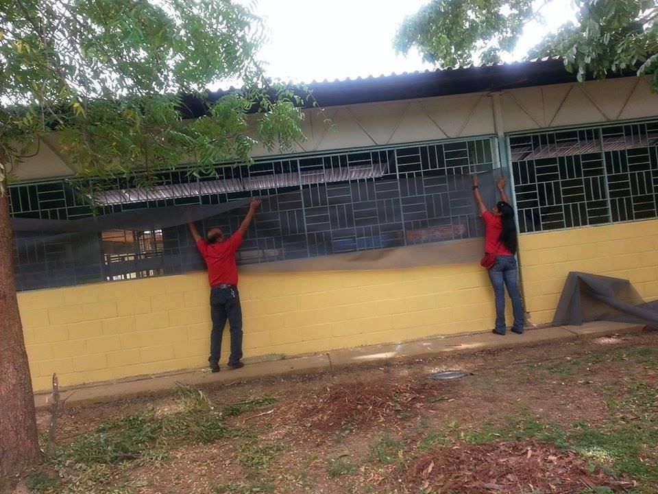 Defensores Educativos Williams Sánchez y Brigeida Ortiz trabajando en beneficio de los y las estudiantes visitantes