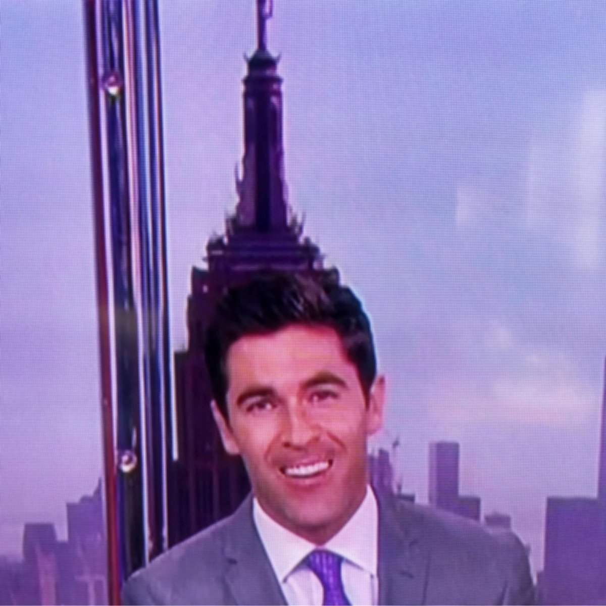 XandyPeters's tweet photo. Sorry Rob Schmitt, but this happened on the evening news. It made me giggle. #EmpireStateOFHair @NBCNewYork http://t.co/EepdLHQFqT