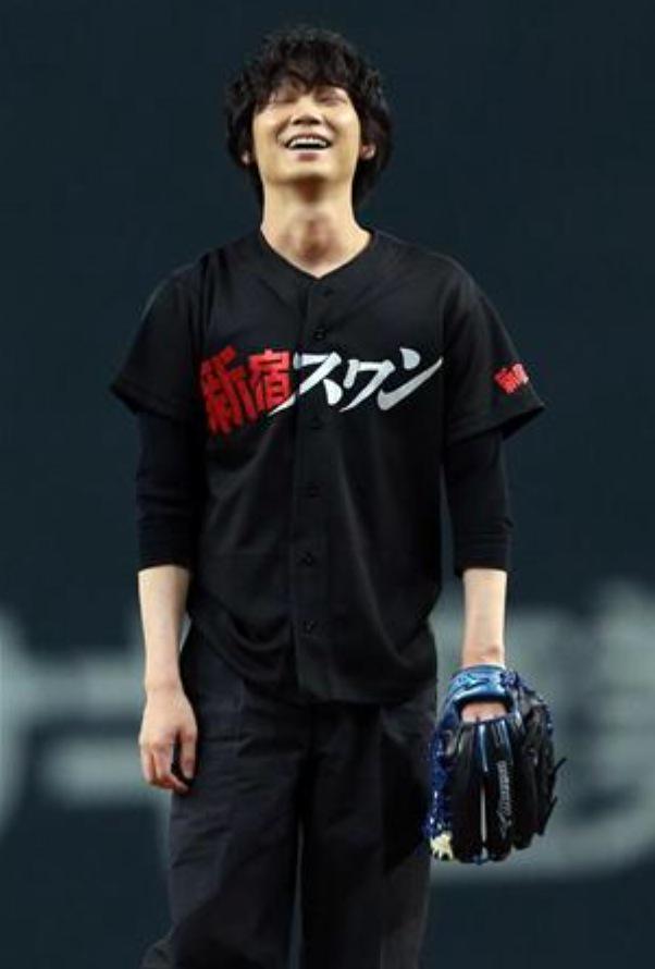 スポーツ新聞＞ 【サンスポ】綾野剛、ワンバン始球式「役者が立つ場所