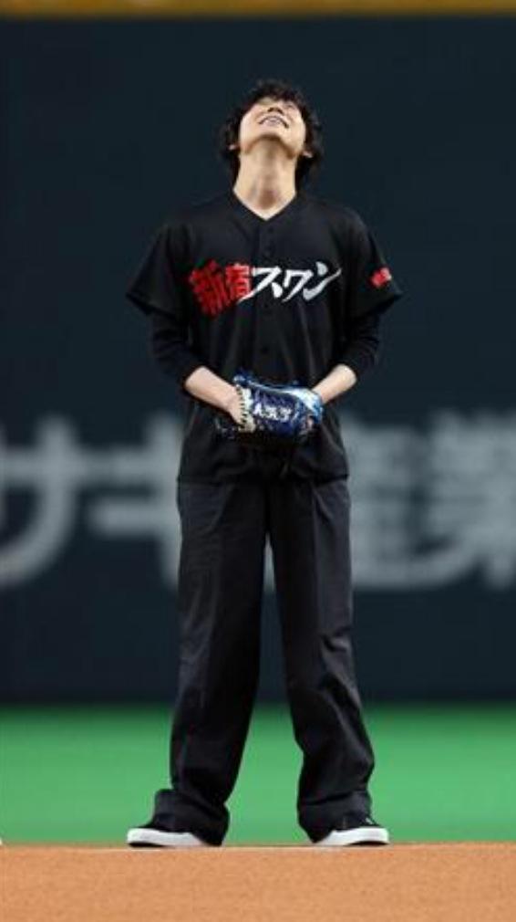 スポーツ新聞＞ 【サンスポ】綾野剛、ワンバン始球式「役者が立つ場所