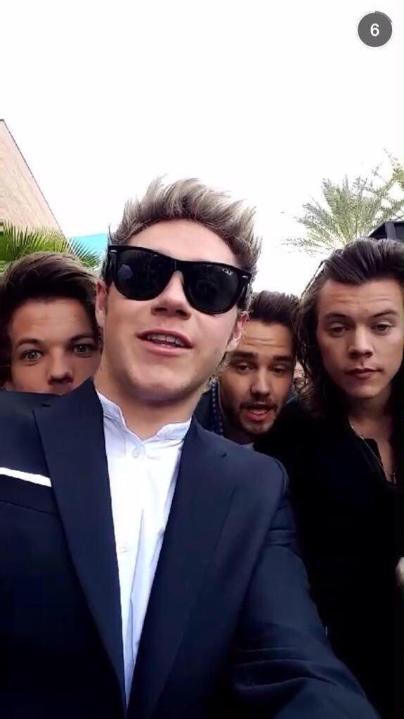 moonshinesxnh's tweet image. la primera selfie grupal 4/4 chau me quede sin aire