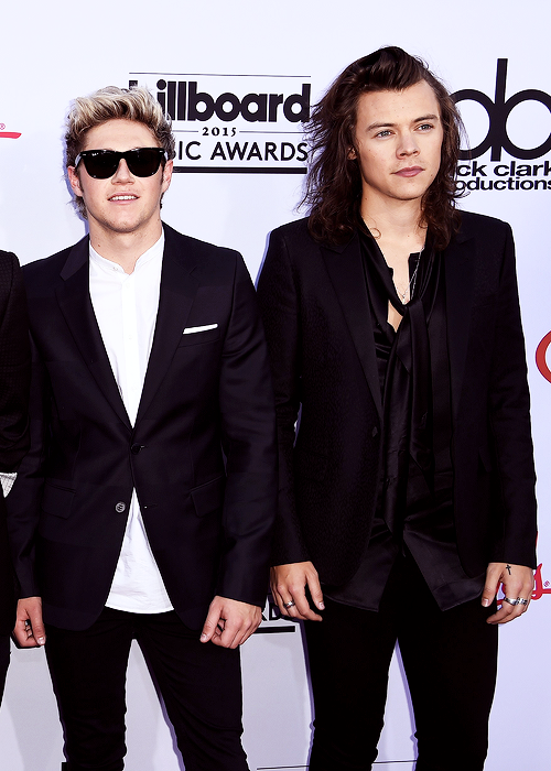 Harry y Niall hoy en la alfombra roja de los BBMAs -17/05- #OF1D

😍