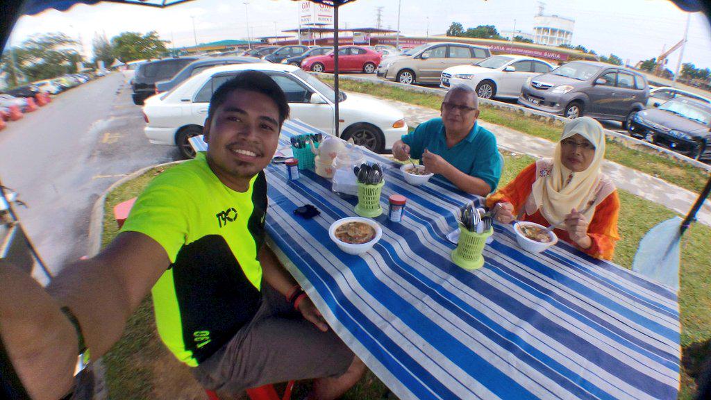 shahree_ayie's tweet photo. Family time ๐๐ #GMKlang #Cendol #Laksa #Rojak #lensapro http://t.co/VTTgezunLv