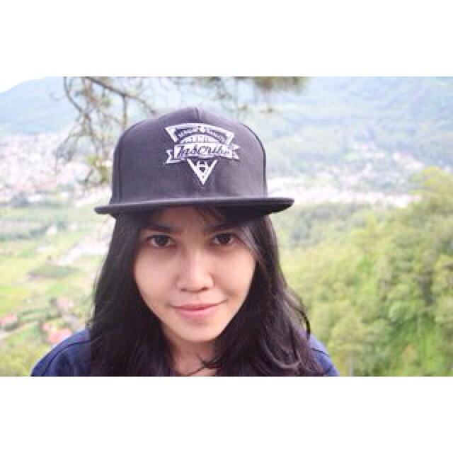 black snapback. 
IDR 100.000 (Free ongkir)