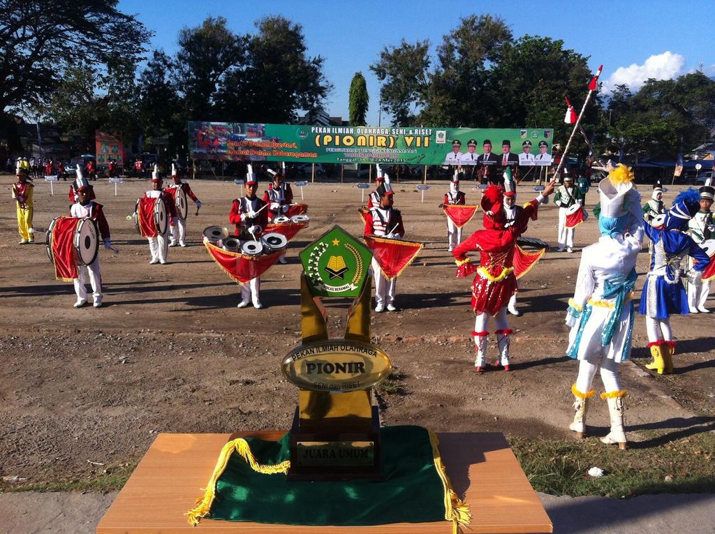 Kemenag_RI's tweet photo. Aksi marching band dari @IAINPalu turut serta meramaikan pembukaan #Pionir http://t.co/o8sOV3VH54