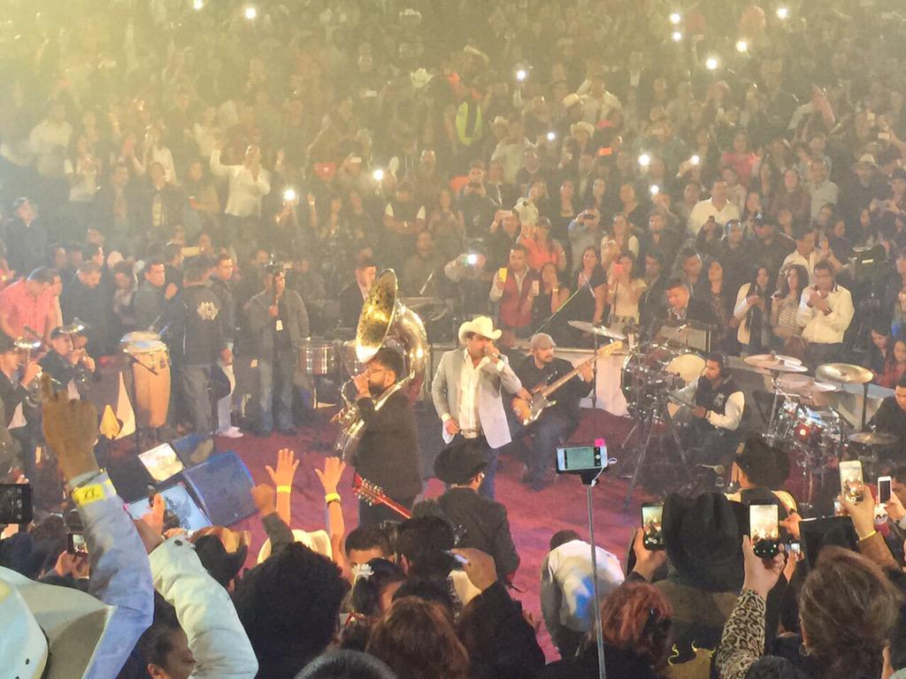PalenqueMetepec's tweet photo. ¡CIERRE DE LOCURA! Con casa a reventar y @julionalvarez, cerramos con broche de oro la fiesta. ¡Arre y a disfrutar! http://t.co/A9hqviy9tH