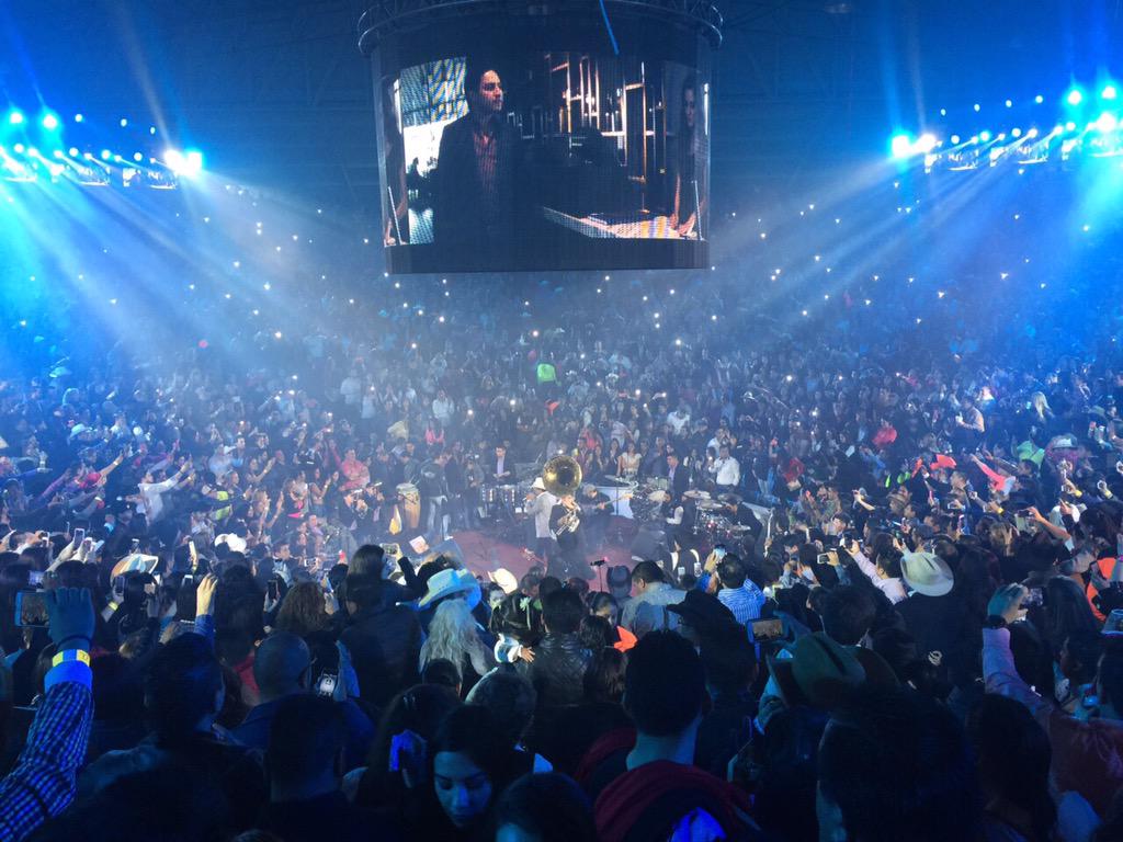 PalenqueMetepec's tweet photo. ¡CIERRE DE LOCURA! Con casa a reventar y @julionalvarez, cerramos con broche de oro la fiesta. ¡Arre y a disfrutar! http://t.co/A9hqviy9tH