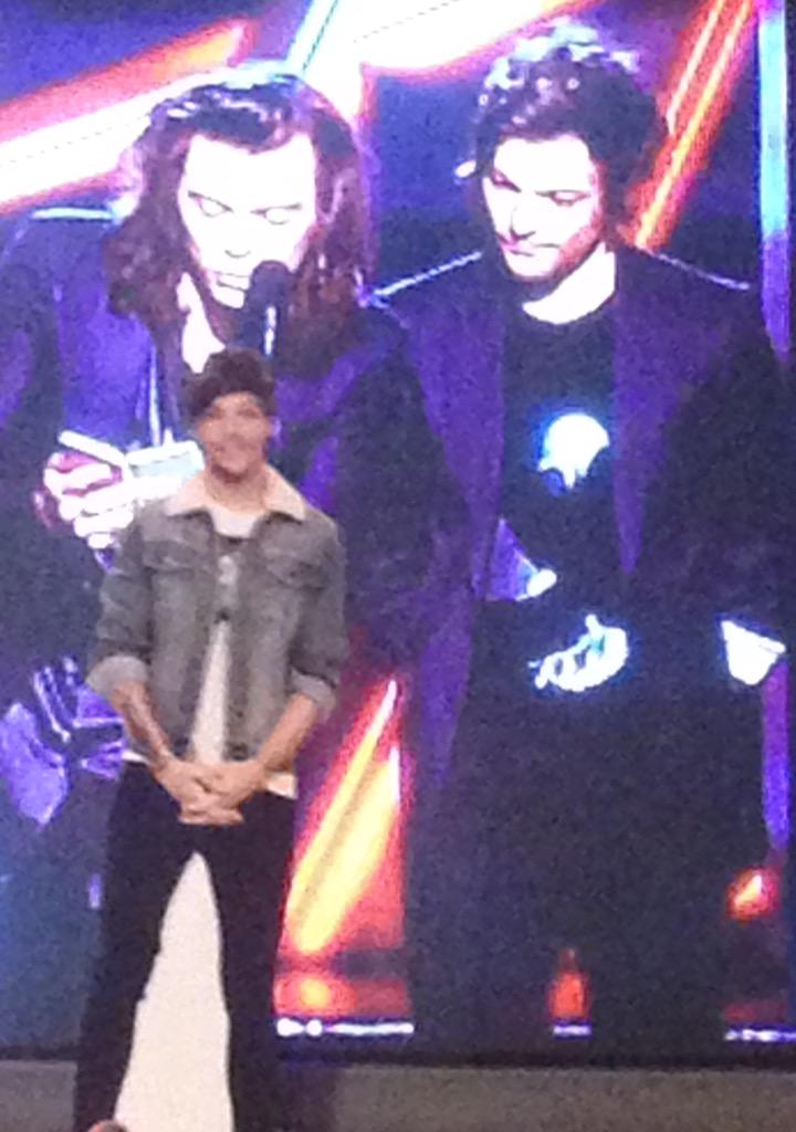 LittleLouis79's tweet photo. #LittleLouis proud of @Louis_Tomlinson #BBMAs #BBMA2015 #BBMAs1d http://t.co/XZvdyU2DH4