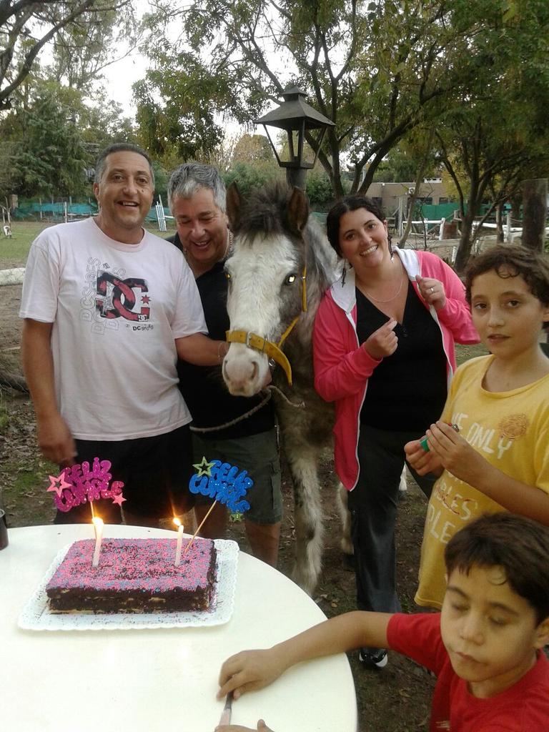 SosEquino's tweet photo. @anitateatro te perdiste a furia soplando las velitas con su padrino http://t.co/xTxrn0TFXW