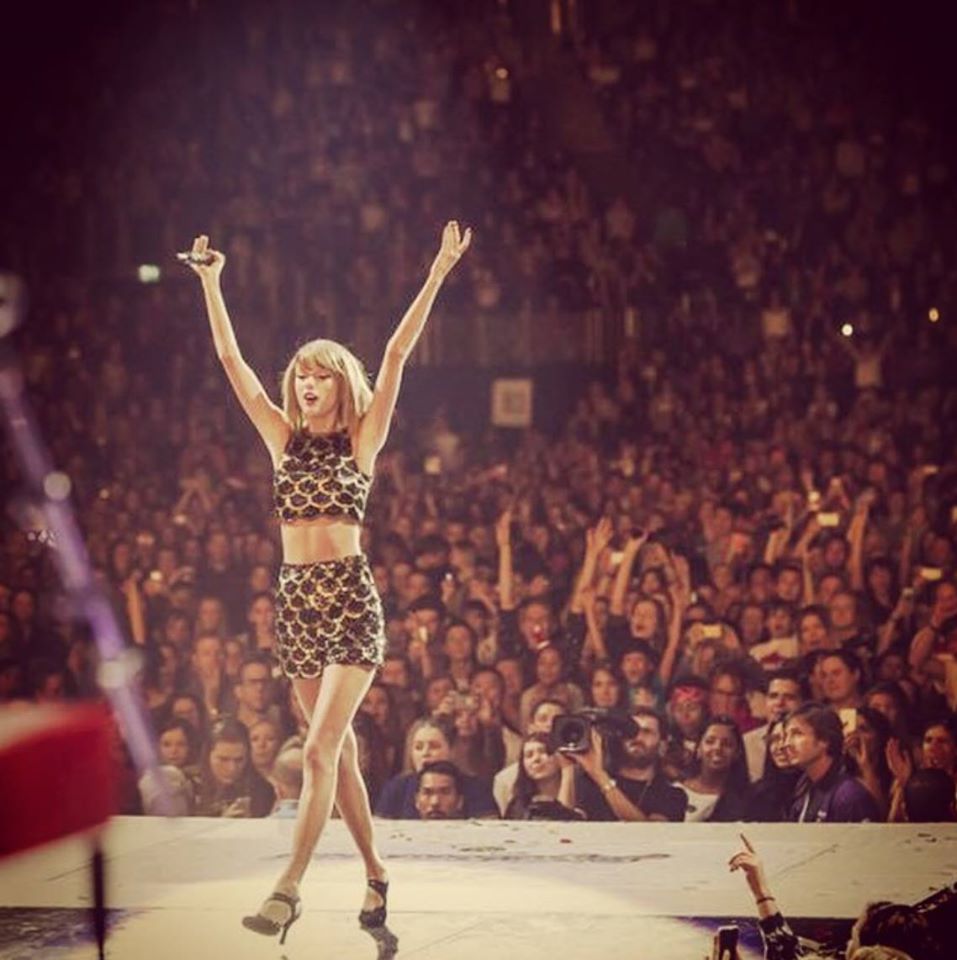 los40colombia's tweet photo. Y la 'Mejor Artista Femenina' en los #BBMAsCon40 es para @taylorswift13
http://t.co/MCjv3nN0ic http://t.co/CIXKEH6qxS