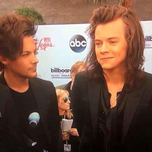 Psicopata1D's tweet photo. Certas coisas n muda  #BBMAs http://t.co/5l0GiysgRu