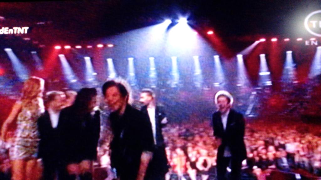 satellitexh's tweet photo. Eso de gritarle te amo al televisor y morir al escuchar la risa de Niall. #NoControlDay #ProjectNoControlDay http://t.co/UiHTqHnzDj